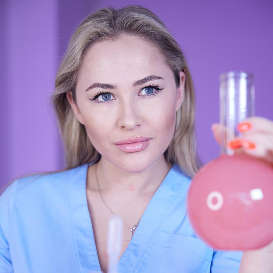 Frau mit Reagenzgläsern in Labor-Setting, Beauty-Forschung
